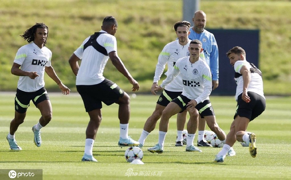 训练基地全景沐浴在英格兰的秋光中，现代化设施与葱郁草坪勾勒出世界顶级俱乐部的宏伟气象