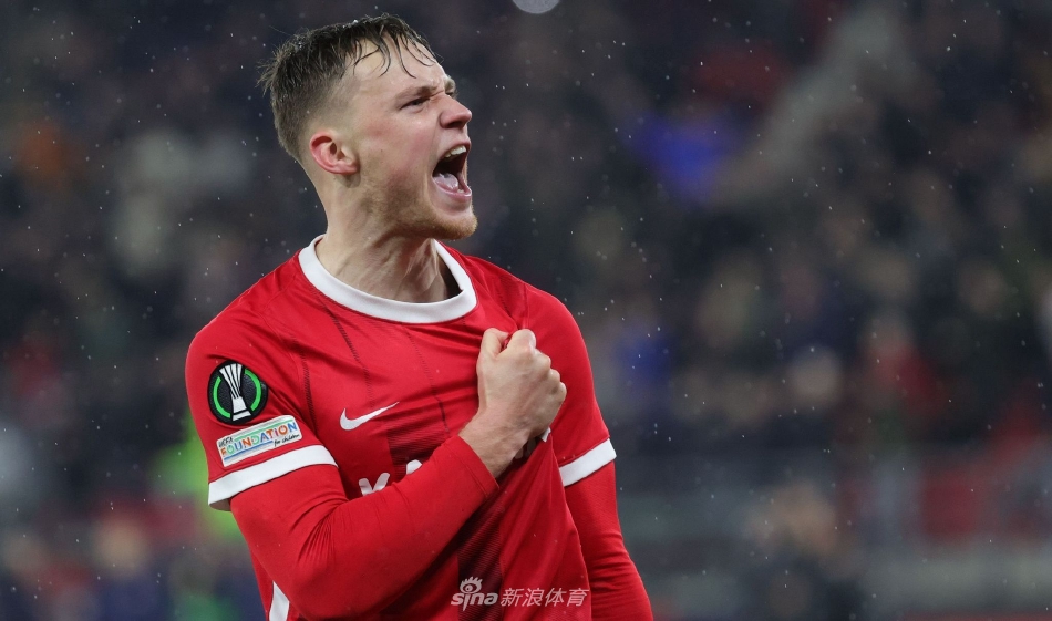 阿尔克马尔球员在获胜后紧紧相拥庆祝，人群中可以看见他们洋溢着狂喜与如释重负的脸庞。