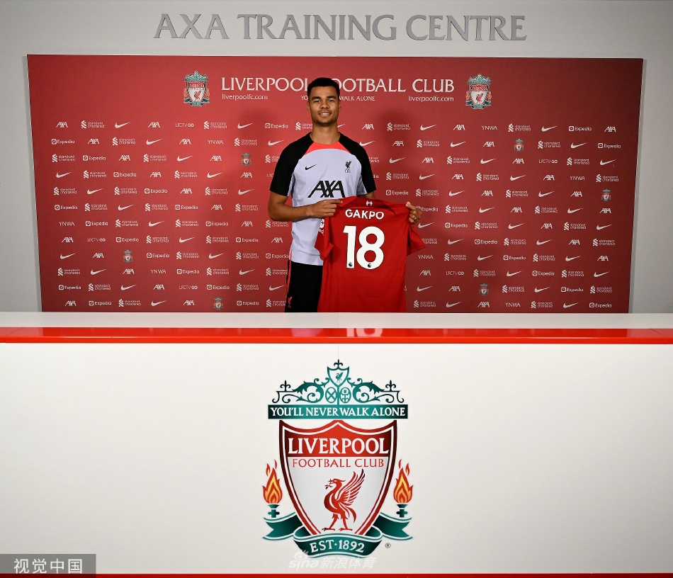 加克波在比赛中起脚射门瞬间，动作舒展有力，眼神坚定地望向球门方向。