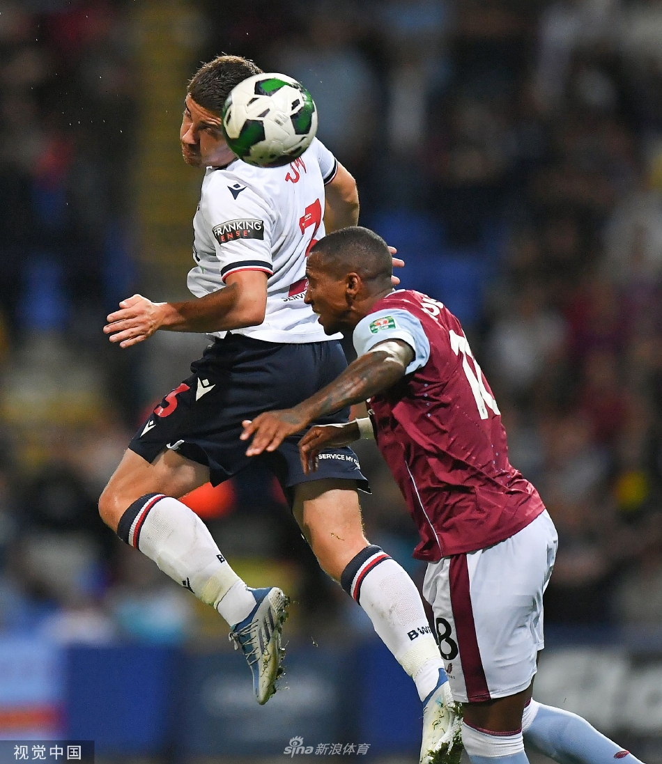 博尔顿门将乔尔·迪克森在一次成功扑救后倒在地上，眼神坚毅地望向飞出的皮球，尽管球队大比分落后，他依然未放弃每一次防守。