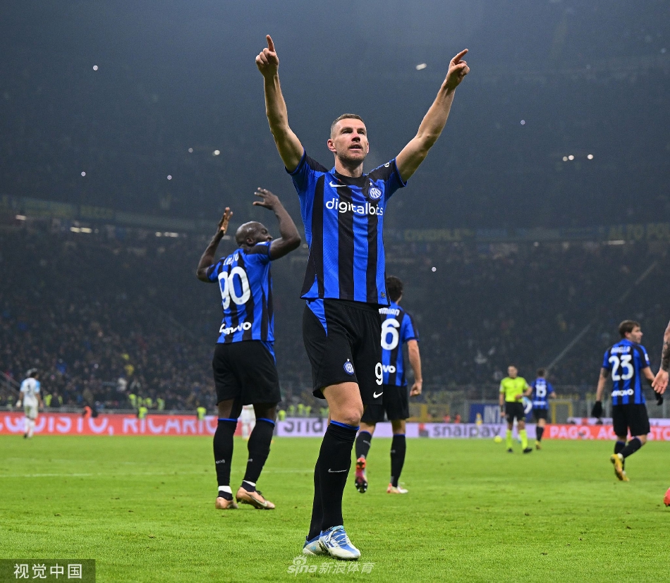 国米门将奥纳纳在比赛最后时刻做出关键扑救，他飞身侧扑的单臂动作舒展如鹰，将对方近在咫尺的射门拒之门外，力保球门不失。