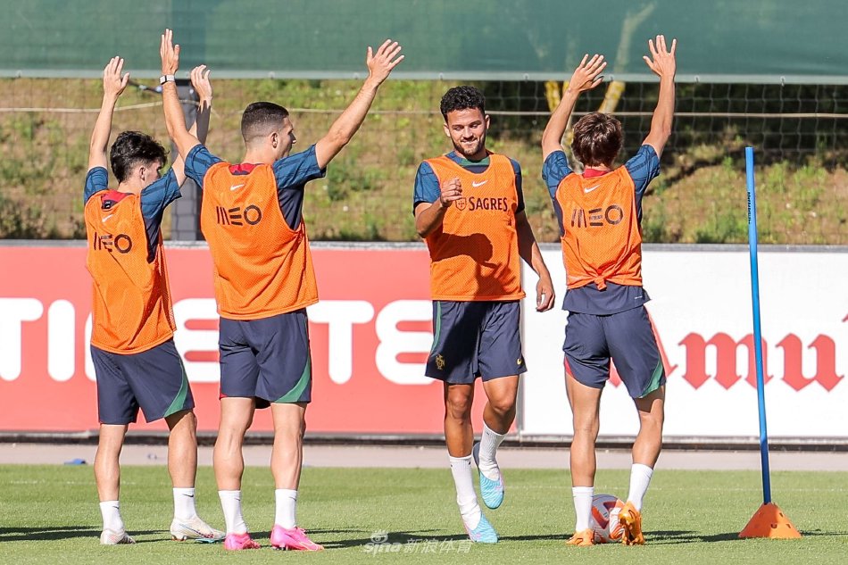 分组对抗赛激战正酣，多名球员在中场区域激烈拼抢，争夺球权，场面火爆如同正式比赛。