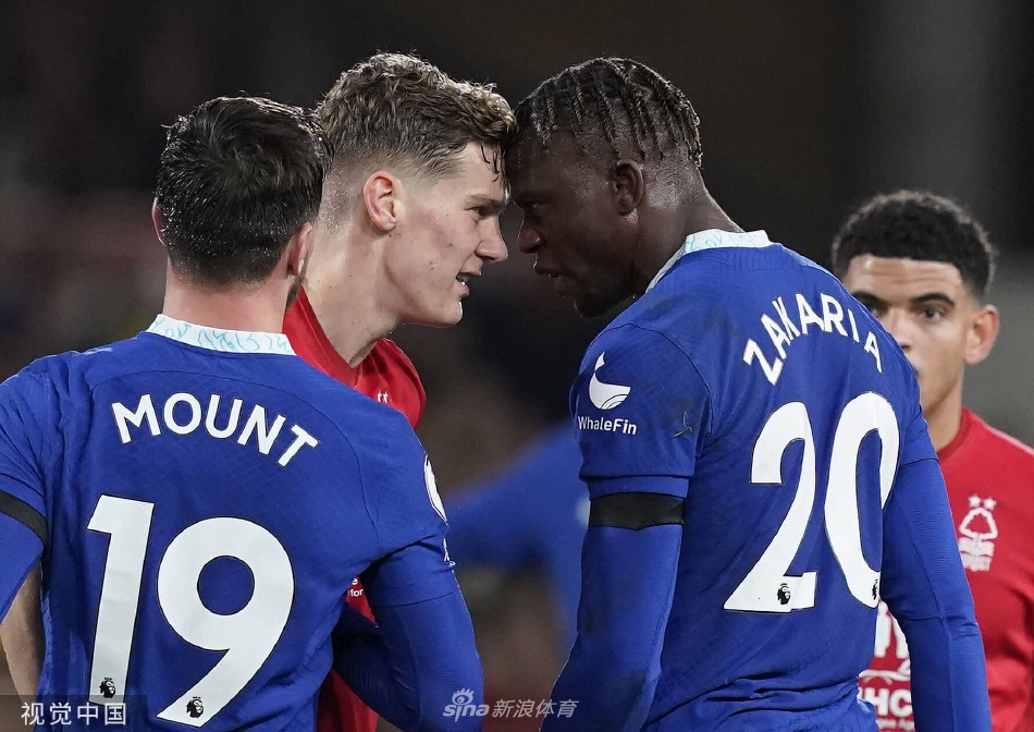 诺丁汉森林众将围住进球功臣奥里耶激情庆祝，主场瞬间陷入沸腾海洋