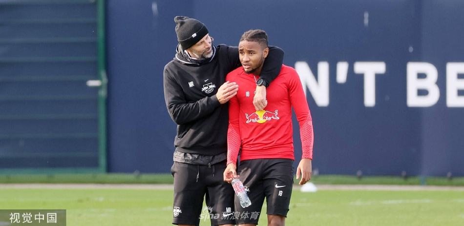 恩昆库在训练中带球突破，眼神专注犀利，脚下技术娴熟，展现出进攻核心的自信与掌控力。