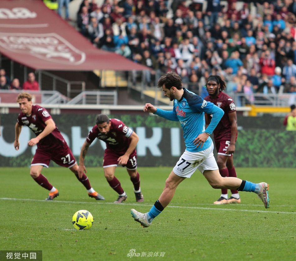 恩东贝莱打入球队第四球后张开双臂奔向角旗区庆祝，背影尽显激情与释放