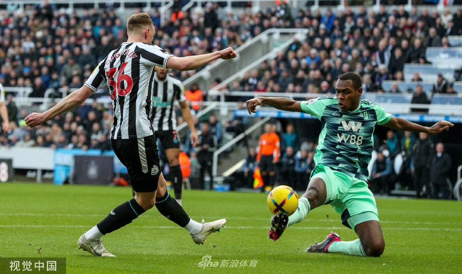 伊萨克进球瞬间激情滑跪庆祝，双臂张开面向看台嘶吼，身后是疯狂涌来的纽卡队友，背景中富勒姆球员垂头丧气。