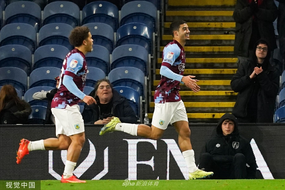 克劳利镇门将做出一次世界级飞身侧扑，单掌将势在必得的射门托出横梁