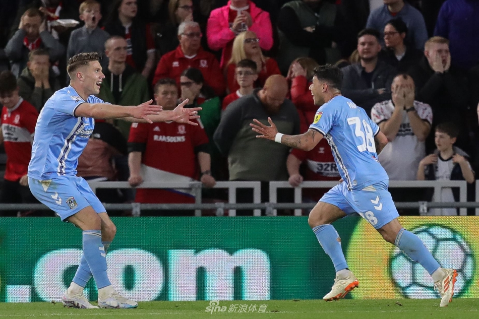 米德尔斯堡球员在终场哨响后瘫倒在地，神情落寞，眼中满是不甘与遗憾，与背景中庆祝的蓝色身影形成鲜明对比。