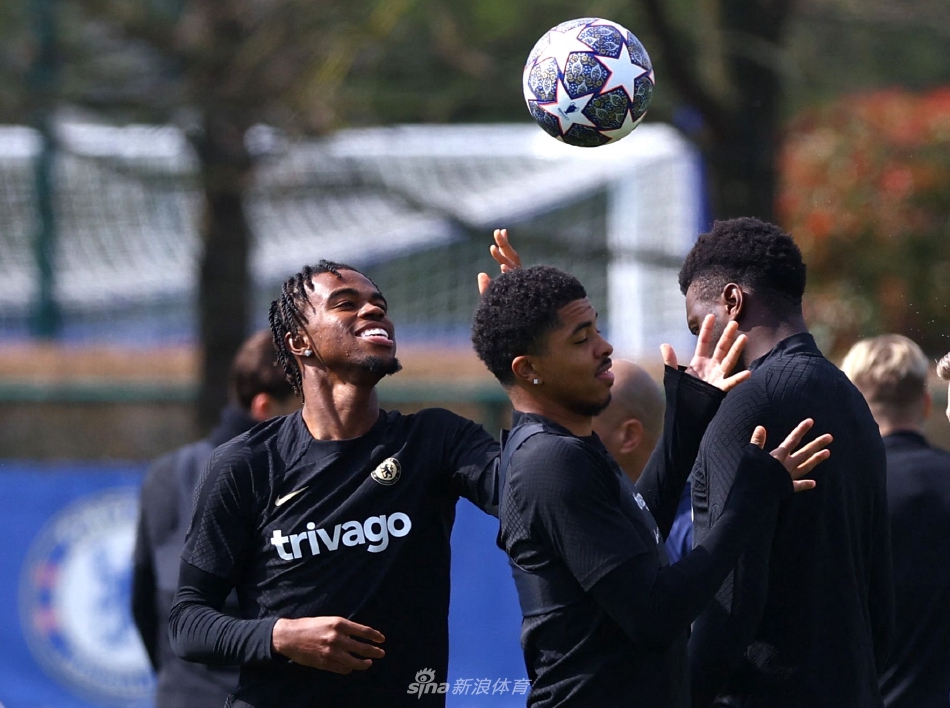 切尔西前锋在训练中灵动盘带，即将起脚射门，足球在他脚下仿佛被赋予生命，守门员则压低重心全神贯注准备扑救。