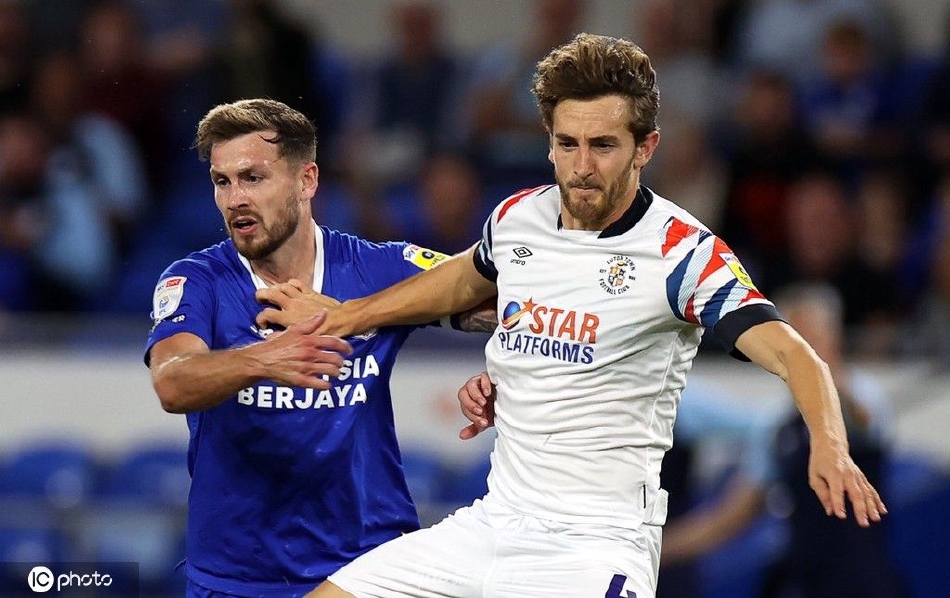 比赛结束后，卢顿队球员紧紧相拥，庆祝这场来之不易的客场逆转胜利。