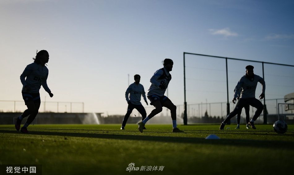 曼城球员们围成一圈进行抢圈训练，皮球在脚下快速传递，气氛紧张而愉快，展现了球队的团队协作与轻松一面。