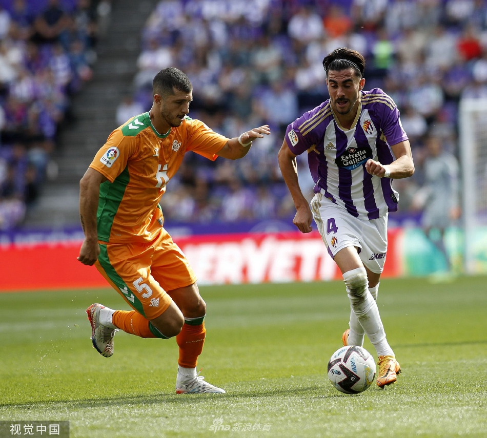 红牌时刻：贝蒂斯后卫佩塞利亚在防守中放倒对手，主裁判在观看VAR回放后，果断出示红牌将其罚下，成为整场比赛的转折点。