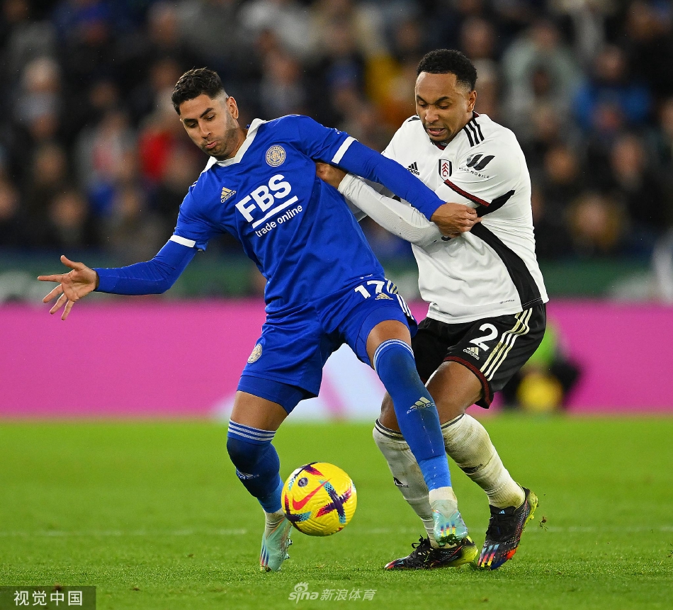 富勒姆门将莱诺飞身侧扑，单掌将莱斯特城球员一记势在必得的射门拒之门外，表情专注而坚定