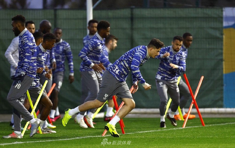 球队核心中场在空旷的草坪上进行带球变速训练，神情冷静而自信。