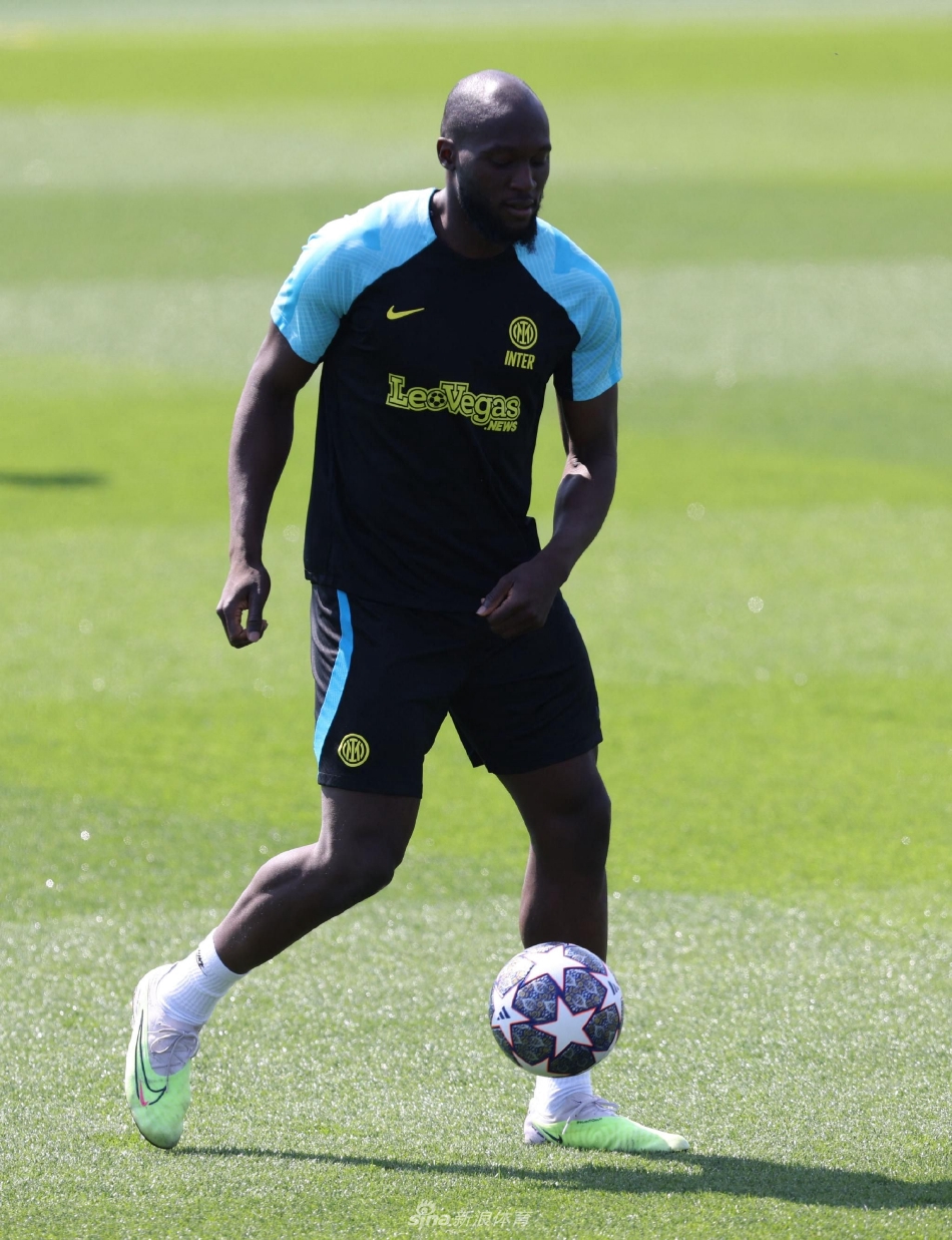 全队训练结束后集合，围成一圈聆听主教练的最后讲话，团队凝聚力在夕阳下格外凸显