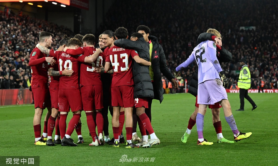 点球大战一触即发，利物浦门将凯莱赫目光如炬，身体微微前倾，全神贯注地凝视着罚球点，安菲尔德球场的灯光将他坚定的身影投射在门线上。