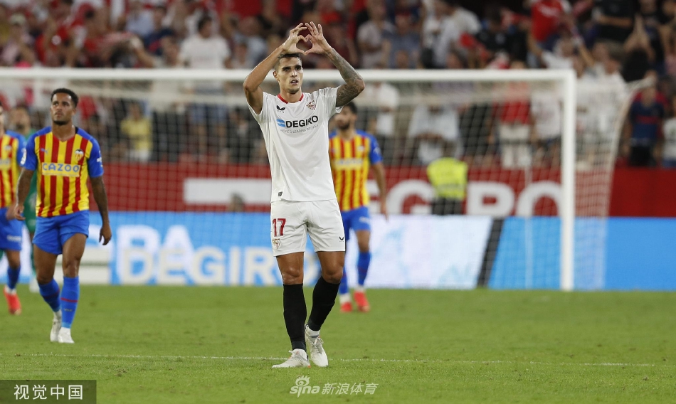 主裁判通过场边VAR监视器回看关键犯规瞬间，表情严肃