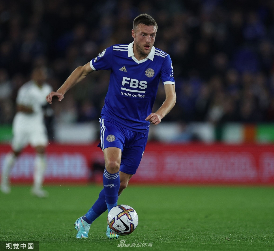 莱斯特城众将赛后紧紧相拥庆祝，汗水与笑容交织成胜利的图景。