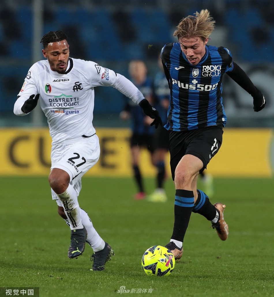 亚特兰大球员进球后张开双臂奔向角旗区庆祝，身后是欢呼的队友和看台上沸腾的蓝色海洋