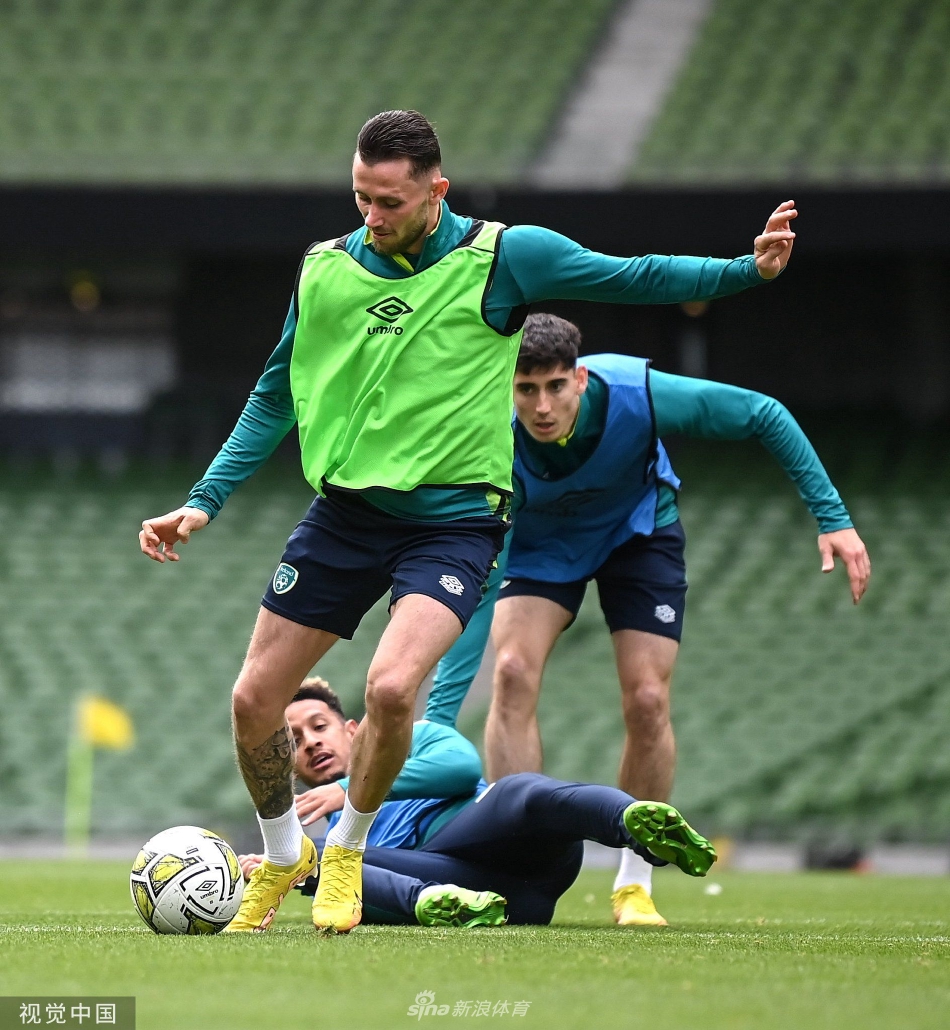 迈克尔·奥巴费米在训练中起脚劲射，皮球如出膛炮弹般飞向球门，展现了他作为锋线尖刀的锐利与力量。