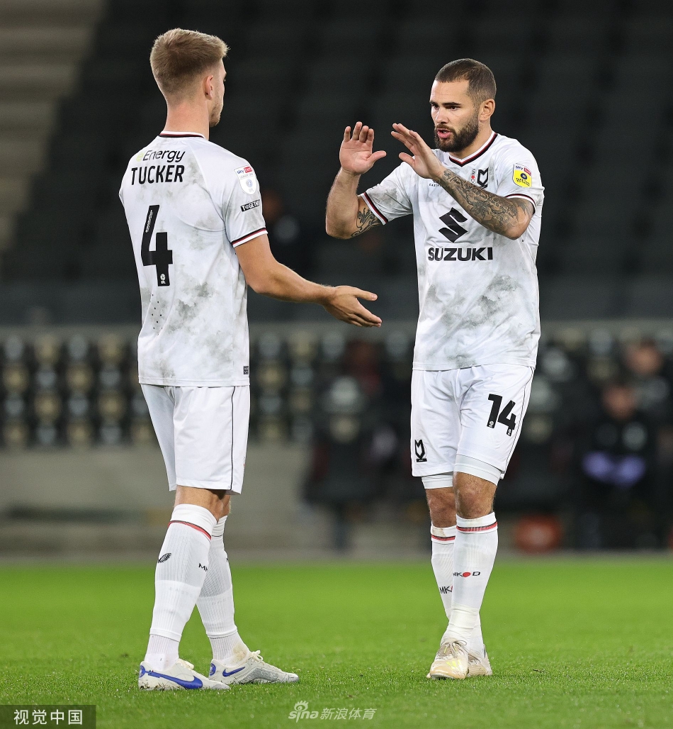 莫雷坎比门将飞身侧扑，单掌将一次势在必得的劲射托出横梁，动作舒展如鹰