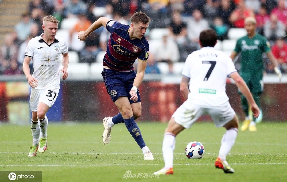 女王公园巡游者前锋带球疾进试图反击，斯旺西后卫冷静卡位拦截，双方球员身体对抗激烈互不相让