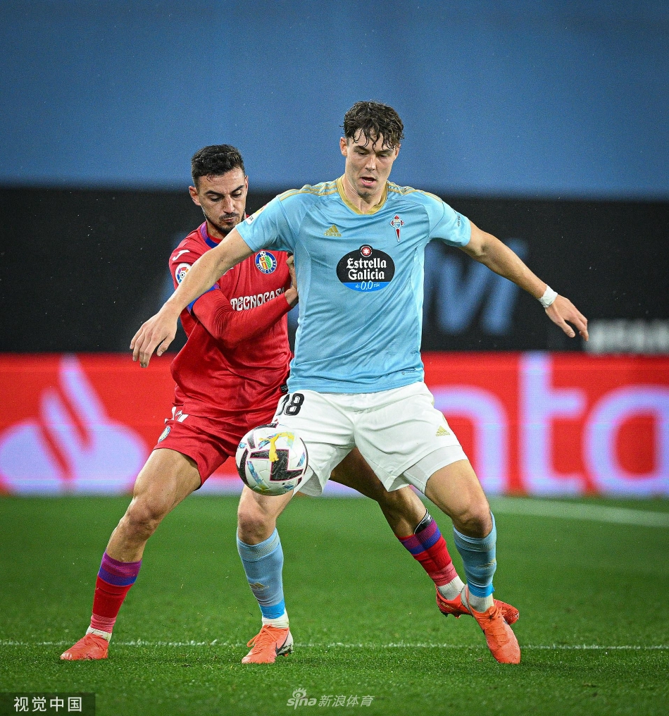 塞尔塔老将阿斯帕斯在比赛关键时刻挺身而出，他正聚精会神地主罚定位球，坚定的眼神凝视着球门方向，仿佛已预见了皮球的轨迹。