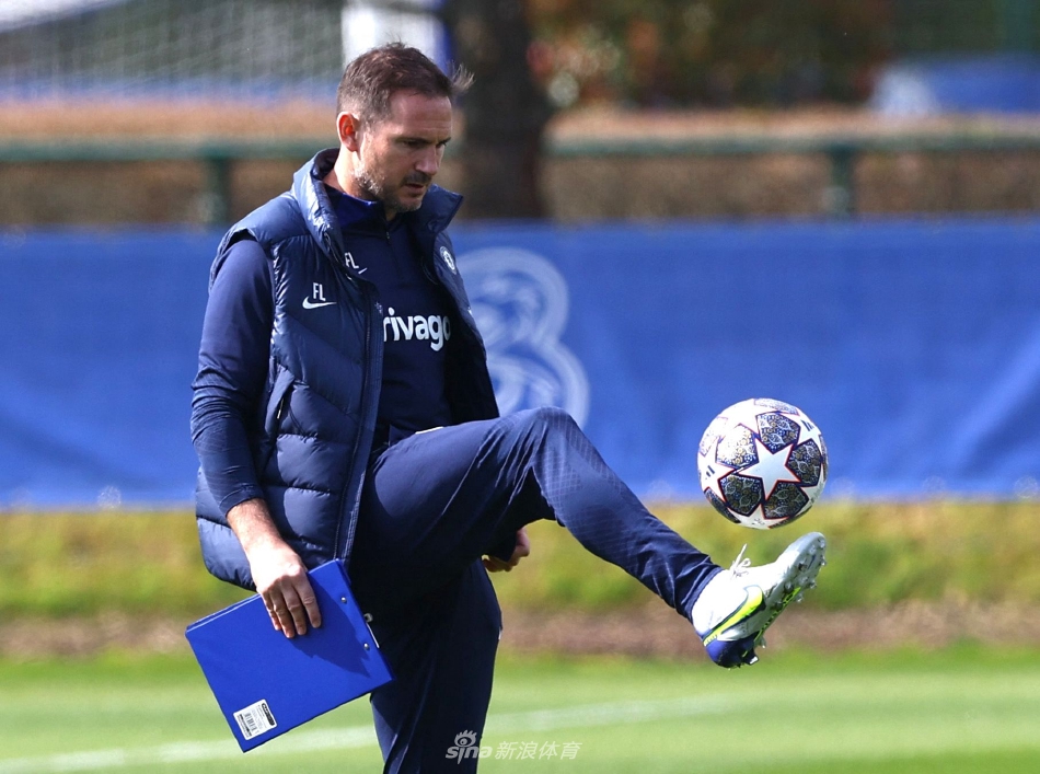 切尔西后卫在对抗训练中贴身防守进攻球员，肌肉紧绷展现力量对抗，两人在争抢中保持平衡，眼神紧紧锁定空中来球。