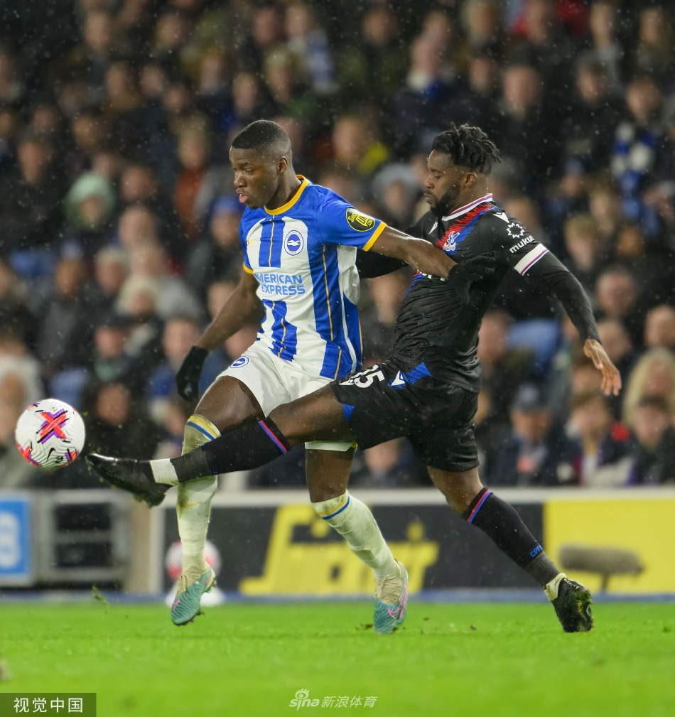 布莱顿后卫科尔威尔高高跃起，力压对手争顶头球，展现出本场球队在防守端的制空权与强硬态度。