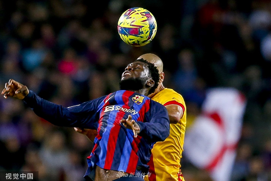 赫罗纳球员围成一圈庆祝逼平强敌，脸上洋溢着自豪与喜悦的笑容