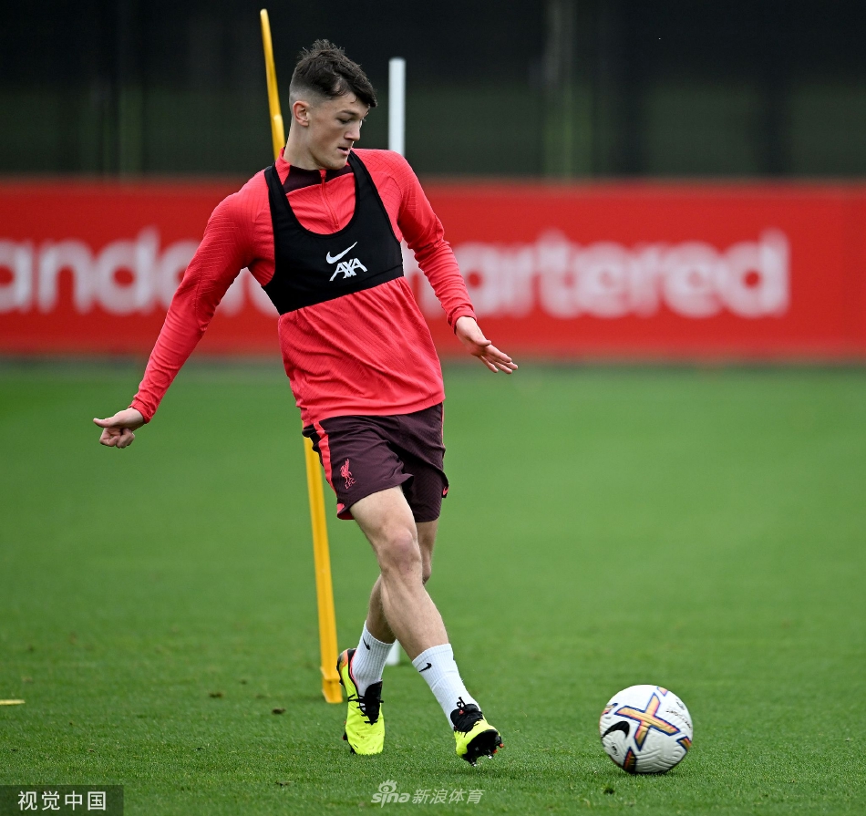 利物浦球员在绿茵场上激烈拼抢，足球在空中划过一道弧线，双方注意力高度集中