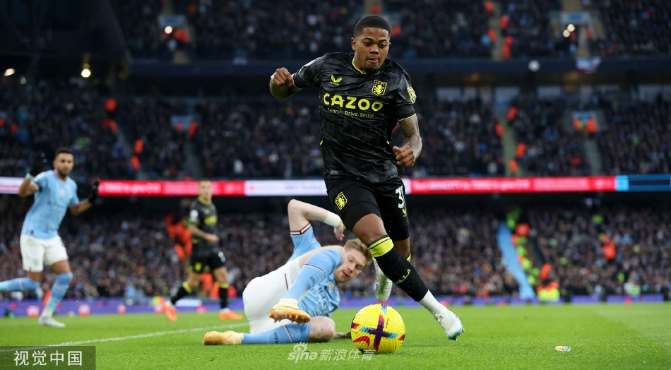 瓜迪奥拉在场边神情专注地指挥比赛，双手比划着战术，仿佛一位交响乐指挥家在驾驭整场比赛的节奏。