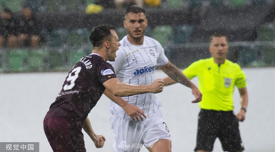 哈茨球员激情庆祝客场进球，他们拥抱在一起，而背景中苏黎世门将失落的背影形成了鲜明对比。