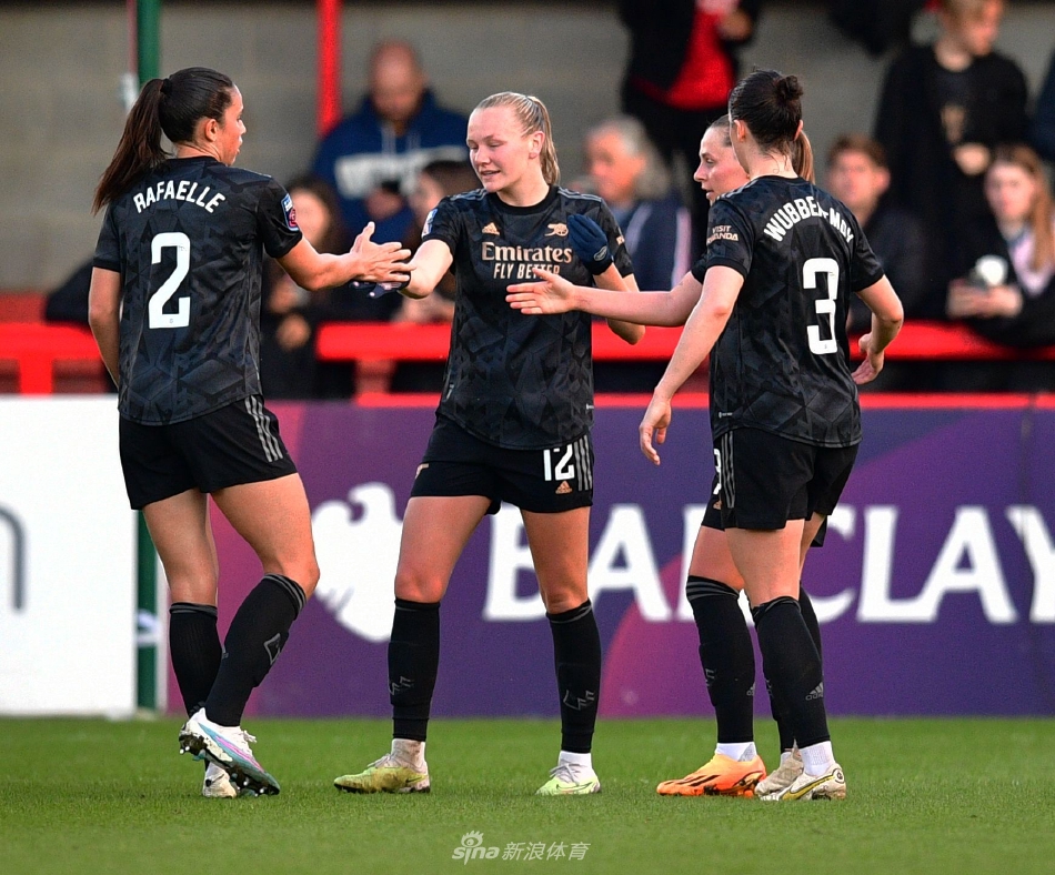 阿森纳女足前锋在对方禁区内起脚劲射，足球如炮弹般直飞球门，门将奋力扑救却难以触及。