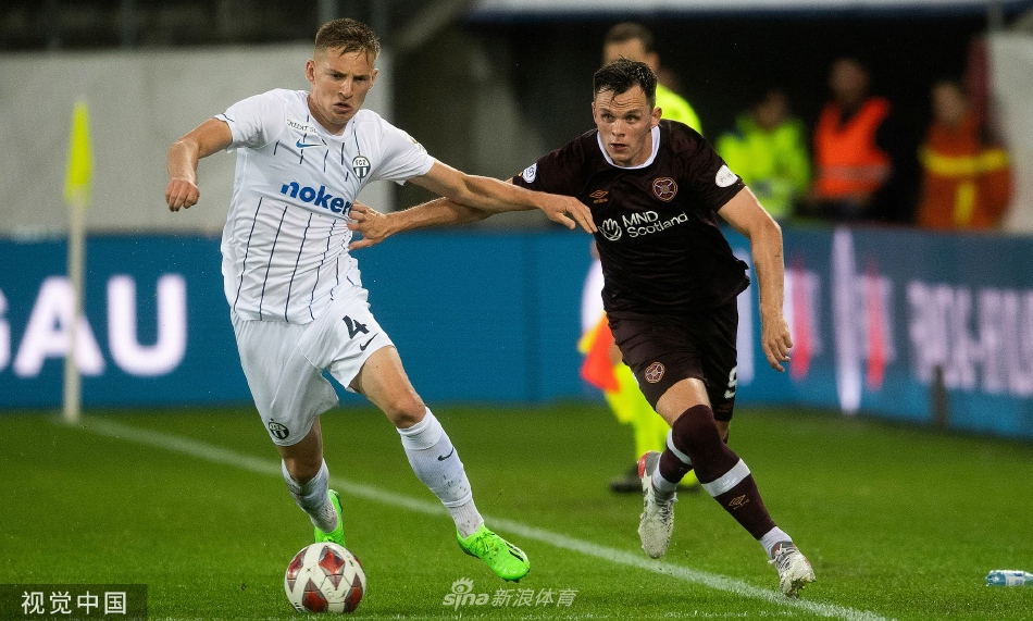 攻入制胜球的苏黎世英雄张开双臂，一路狂奔滑跪庆祝，身后是疯狂涌来的激动队友和沸腾的红色看台。