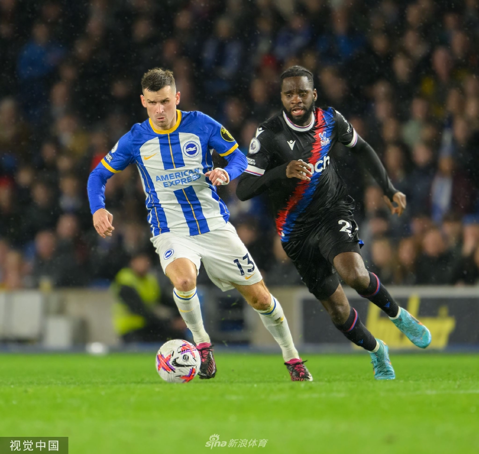 水晶宫球员扎哈带球推进，神情坚毅，试图以一己之力冲破布莱顿的坚固防线，挽回球队劣势。