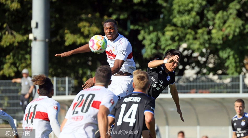 斯图加特前锋在草蜢后卫贴身逼抢下，于禁区边缘冷静起脚抽射，足球如出膛炮弹般直奔球门死角。