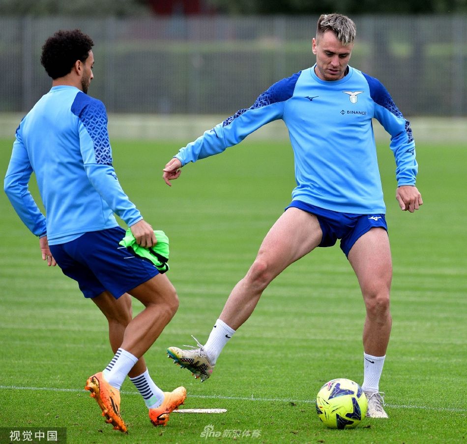 全队围成一圈进行赛前动员，队员们手搭肩膀齐声呐喊凝聚士气