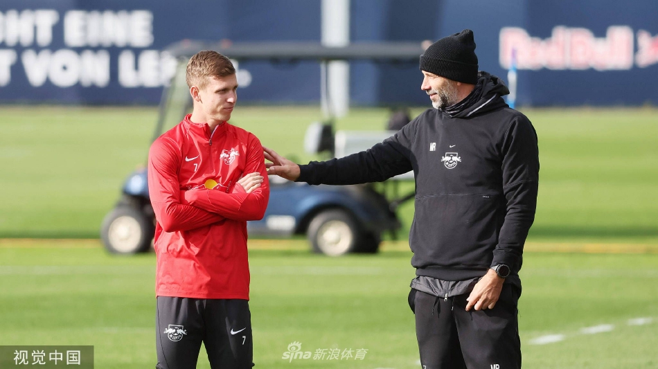 训练间隙，恩昆库与队友轻松交流，面带微笑，展现了更衣室内良好的团队氛围。