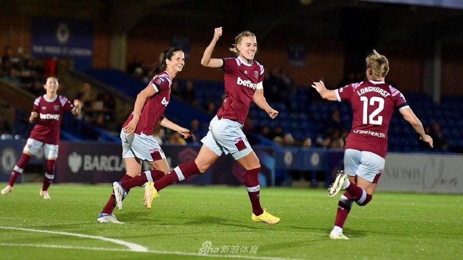 切尔西女足球员萨姆·科尔在比赛中突破，面对西汉姆联防守球员的拦截，神情专注寻找进攻机会。