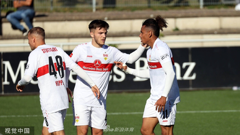 双方中场球员在中圈弧附近展开激烈拼抢，四目相对紧盯足球，腿部肌肉紧绷，上演了一场力量与技巧的巅峰对决。