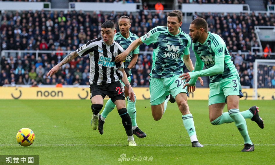 比赛结束后纽卡斯尔联全队肩并肩走向主场球迷看台，高举双臂共同致谢，画面温馨团结，展现极强的球队凝聚力。