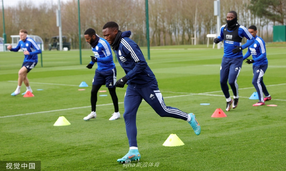 两名球员在雪地中进行一对一攻防练习，动作大开大合，竞争的激烈程度丝毫不受低温影响。