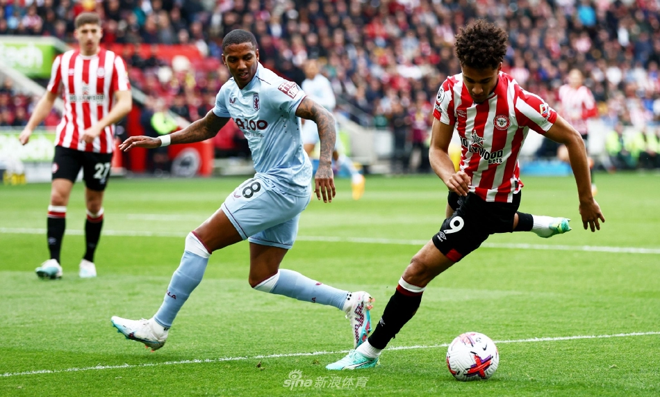 比赛结束后，双方球员相互致意，汗水浸湿的球衣见证了一场恶战