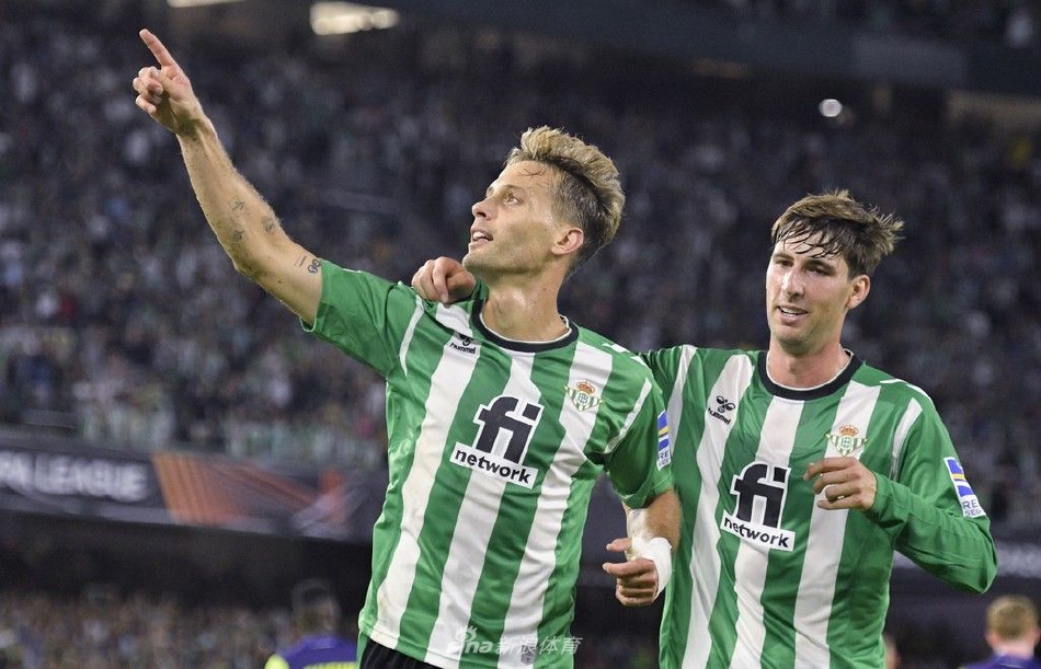 贝蒂斯前锋在对方后卫紧逼下冷静起脚，皮球划过夜幕直窜球门死角