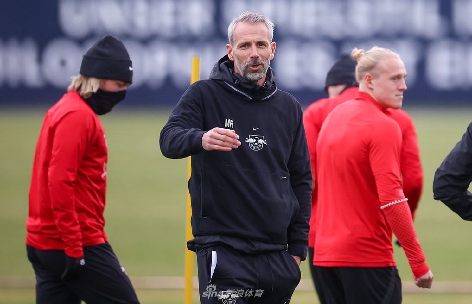 两名球员在绿茵场上激烈对抗拼抢，扬起的草屑瞬间定格了竞技体育的力量与速度之美。