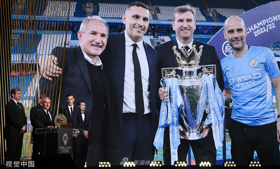 2022年金球奖颁奖典礼现场，年度最佳俱乐部的奖杯在聚光灯下熠熠生辉，象征着足球世界的至高团队荣誉。