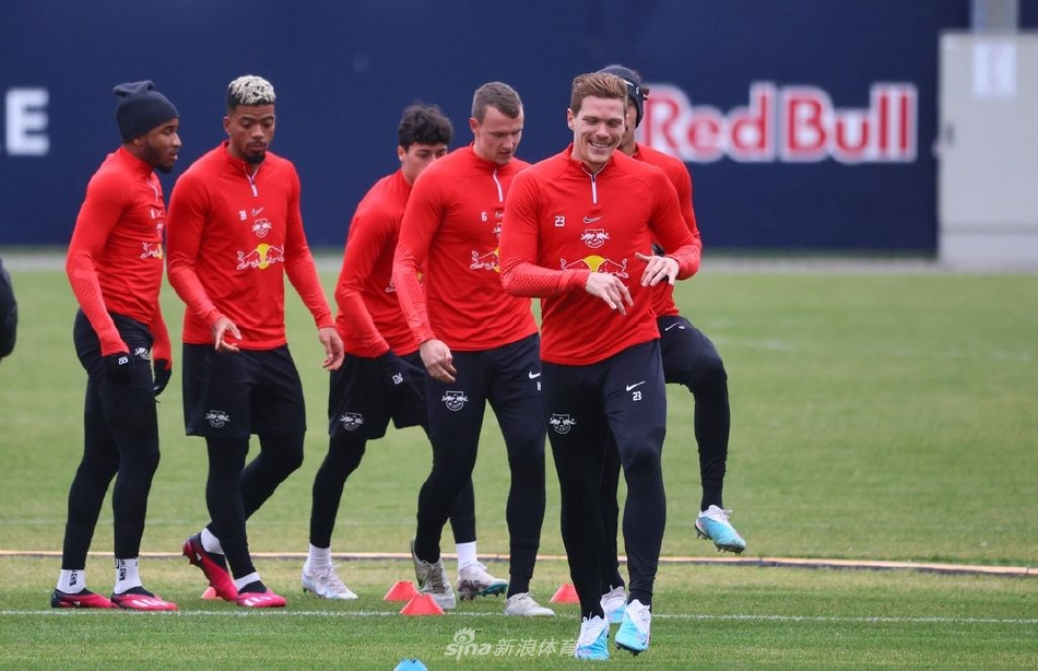 全队合影时坚定的目光与昂扬的斗志，红色战袍汇聚成一股不可小觑的强大力量，静待决战号角吹响。