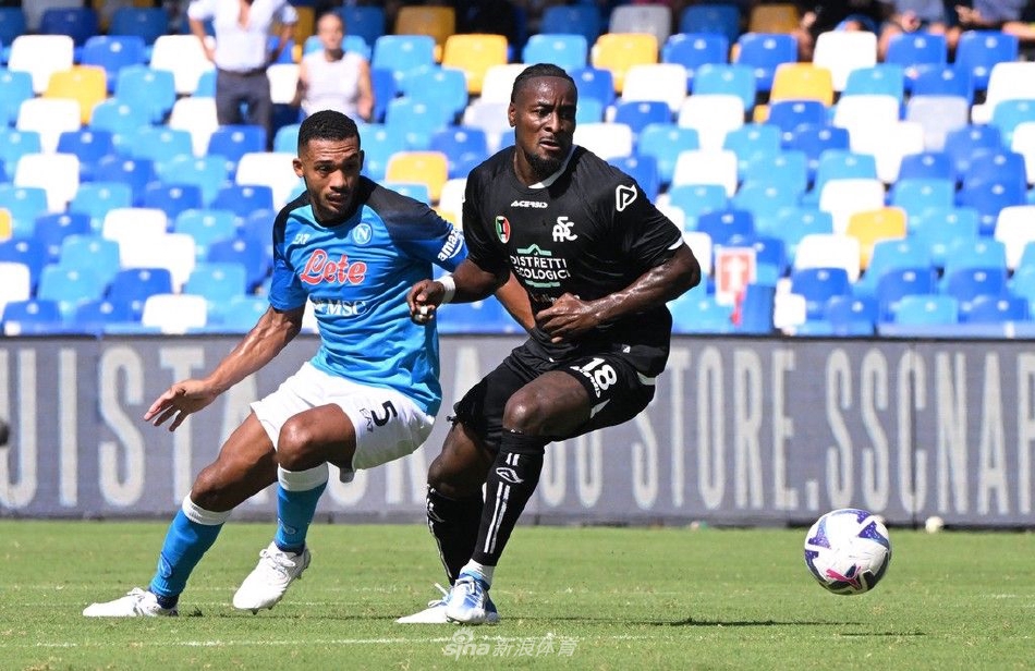 波兰门将德拉格沃斯基飞身侧扑，手臂极致伸展，奋力将一记贴地斩射门拒之门外