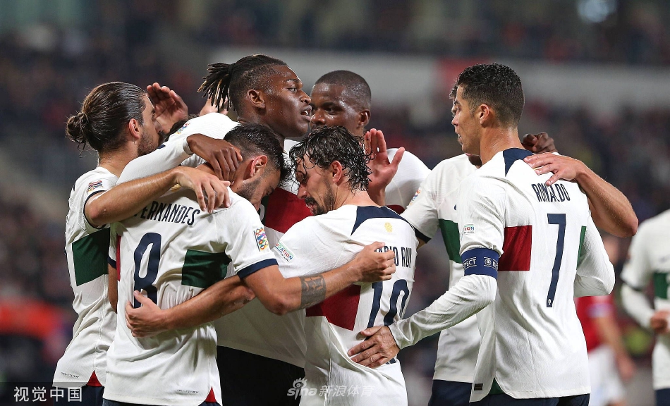 C罗与布鲁诺·费尔南德斯击掌相庆相视而笑，两位核心球员的默契无需多言，尽在眼神交汇之中。